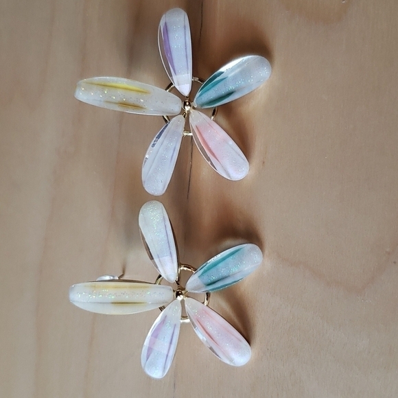 Earrings Floral Tropical Resin Five Petals Stud Earrings NWOT - Picture 1 of 5